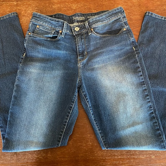 Women’s Medium Wash Signature by Levi Strauss Jeans - Picture 1 of 7
